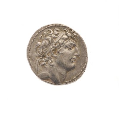 gros plan d'une pièce de monnaie sur une surface blanche avec un fond blanc