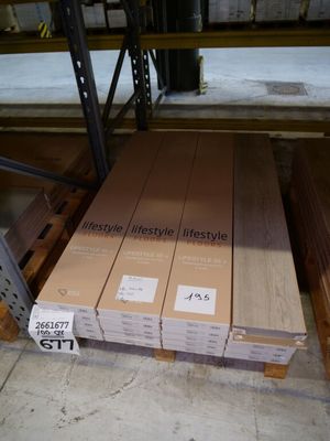 de nombreuses caisses en bois empilées sur une palette dans un entrepôt