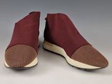une paire de chaussures sans lacets bordeaux ornées de détails en maille