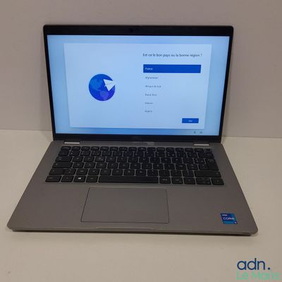 un ordinateur portable posé sur une table