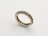 une bague en or blanc sertie de diamants noirs sur fond blanc