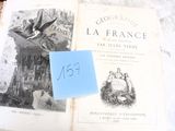 un vieux livre posé sur une table, sur lequel est posée une note