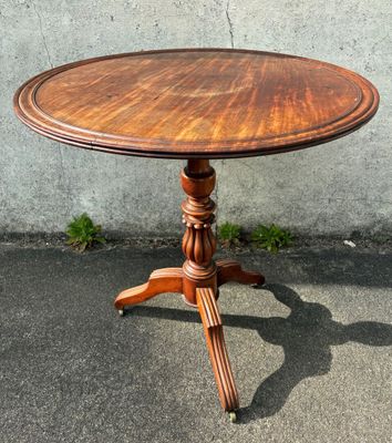 Guéridon en acajou massif à plateau basculant en cabaret sur…