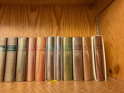 de nombreux livres alignés sur une étagère