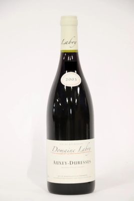 une bouteille de vin posée sur une table
