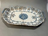 un plat bleu et blanc orné d'un motif floral