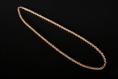 un collier en or avec une chaîne sur fond noir