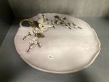 une assiette blanche décorée de fleurs, posée sur une table