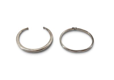 une paire de boucles d'oreilles créoles en argent sur fond blanc