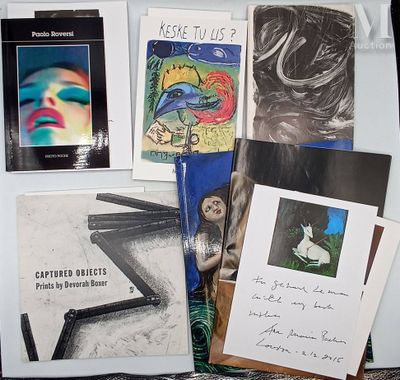 un grand nombre de livres posés sur une table