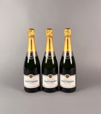 trois bouteilles de champagne posées côte à côte sur une table