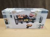 la boîte est ouverte pour montrer le contenu du barbecue