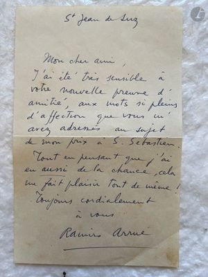 un gros plan d'un morceau de papier sur lequel on a écrit