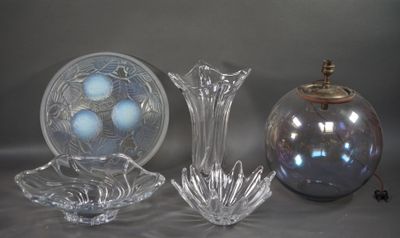 trois vases en verre posés l'un à côté de l'autre sur une table