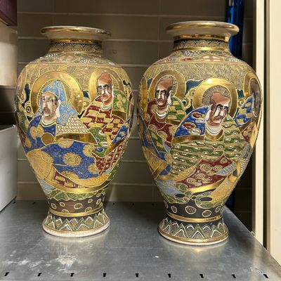 PAIRE DE VASES Satzuma En porcelaine cloisonné doré et polyc…