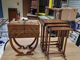 deux tables posées sur une table dans une pièce