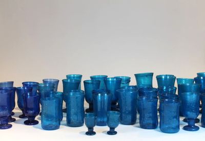 Partie de service de verres soufflés à la main en verre bleu…