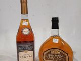 deux bouteilles de brandy posées l'une à côté de l'autre sur une surface blanche