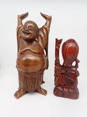 trois figurines en bois représentant un Bouddha rieur et un enfant