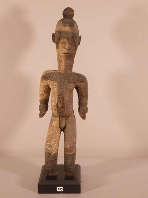 l'image d'une statue d'un homme avec un chapeau sur la tête