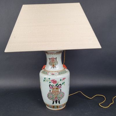 une image d'une lampe de table avec un abat-jour blanc