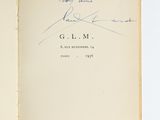 un livre ouvert dont la couverture porte une signature manuscrite