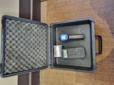 une valise contenant une télécommande et d'autres objets