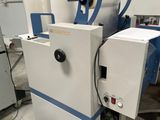 une machine placée au milieu d'une pièce