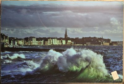 une photo d'une photo d'une vague dans l'océan
