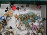 une boîte blanche remplie d'une grande variété de bijoux