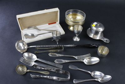 Ensemble de pièces en métal argenté dont 3 couverts d'enfant… - Photo 1