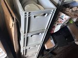 une pile de cartons et d'autres objets dans une pièce