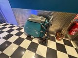 a machine that is sitting on the floor in a room