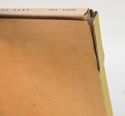 une boîte de pizza posée sur une table