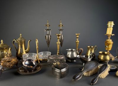 de nombreux objets en argent et en or de toutes sortes sur la table