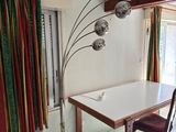 une table, une lampe et une chaise dans une pièce