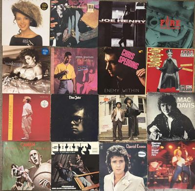 de nombreuses pochettes d'albums sur le mur de cette pièce