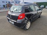 une petite voiture noire garée sur un parking