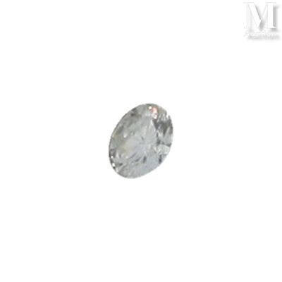 gros plan d'un diamant blanc sur une surface blanche