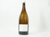 une bouteille de vin posée sur une table