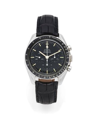 une montre noire avec un bracelet en cuir noir et un cadran noir