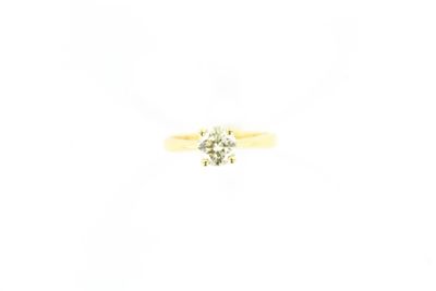 une image représentant une bague sertie d'un seul diamant sur fond blanc