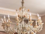 un lustre suspendu au plafond de la pièce