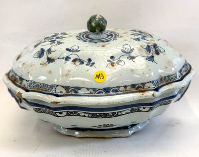 un saladier blanc et bleu avec un couvercle posé sur une table
