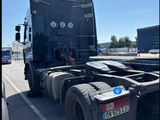 un camion semi-remorque garé dans un parking
