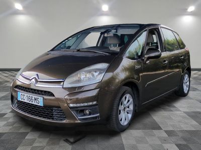 la citrole brune est garée sur un carrelage en damier
