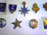 tout un tas d'insignes accrochés au mur