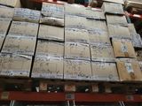 une grande pile de boîtes sur une palette dans un entrepôt