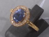 l'image d'une bague contenant une pierre bleue