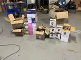 de nombreuses caisses de bière posées par terre dans un garage